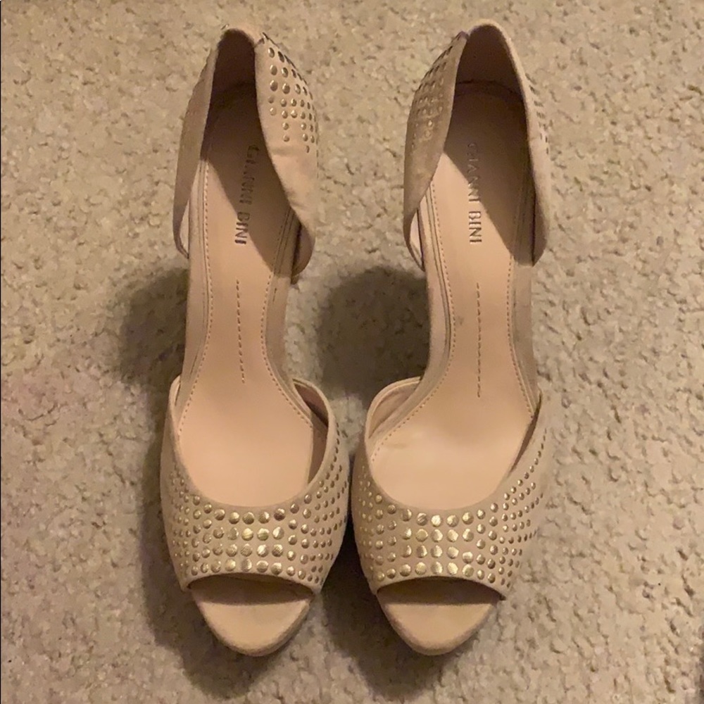 Gianni Bini nude suede heel